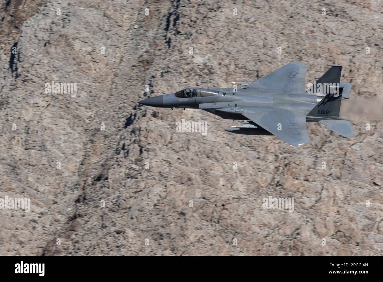 Lone Pine, CA - 25 gennaio 2023: USAF F-15 Fighter Jet Flying Low Level sul sentiero Sidewinder-D. Foto Stock