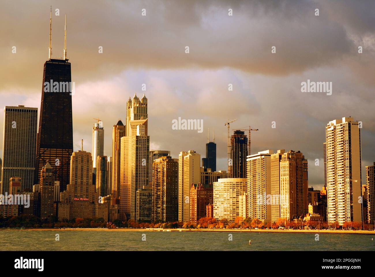 Lo skyline di Chicago si innalza con le nuvole di tempesta che si sviluppano dietro di esso Foto Stock