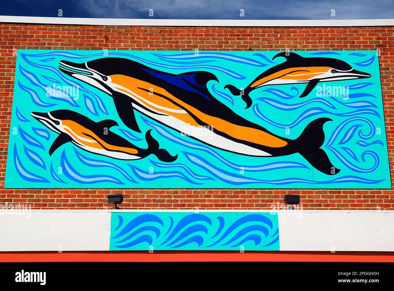 Un murale di delfini che nuotano nell'oceano è appeso all'appropriato Dolphin Inn, un hotel storico nel bosco selvaggi sulla costa di Jersey Foto Stock