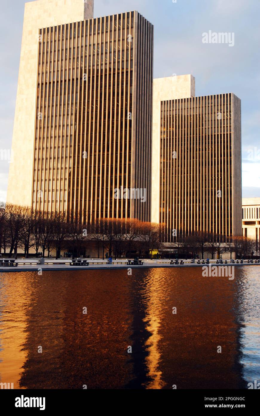Gli edifici degli uffici del New York state Capitol Complex di Albany sorgono lungo il bordo di una piscina riflettente ed è la sede del governo dello stato Foto Stock