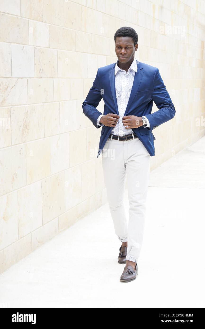 giovane uomo africano che indossa la moda casual elegante maschile Foto Stock