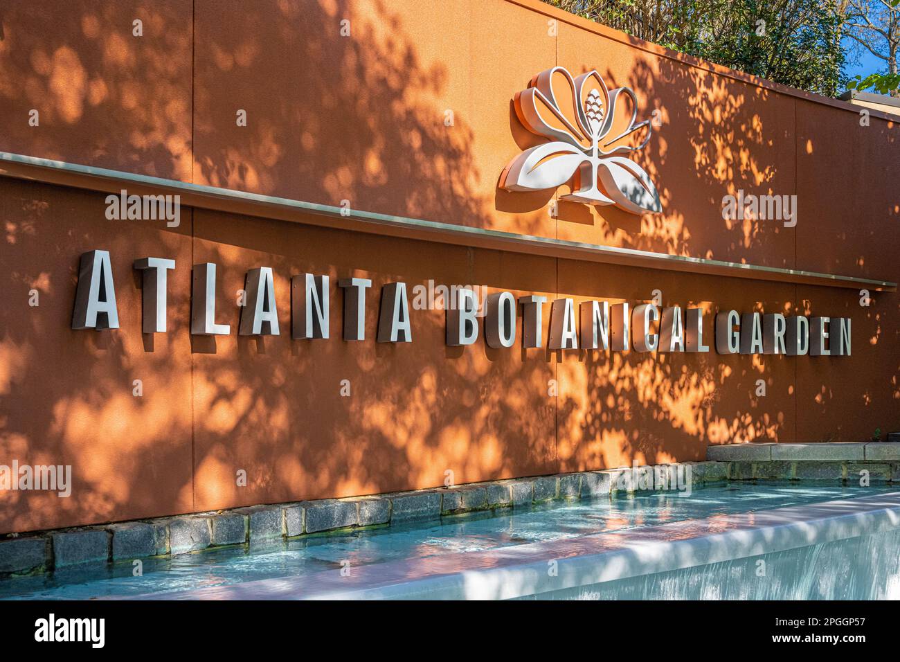 Ingresso con segnaletica alla fontana presso lo squisito Giardino Botanico di Atlanta nel centro di Atlanta, Georgia. (USA) Foto Stock