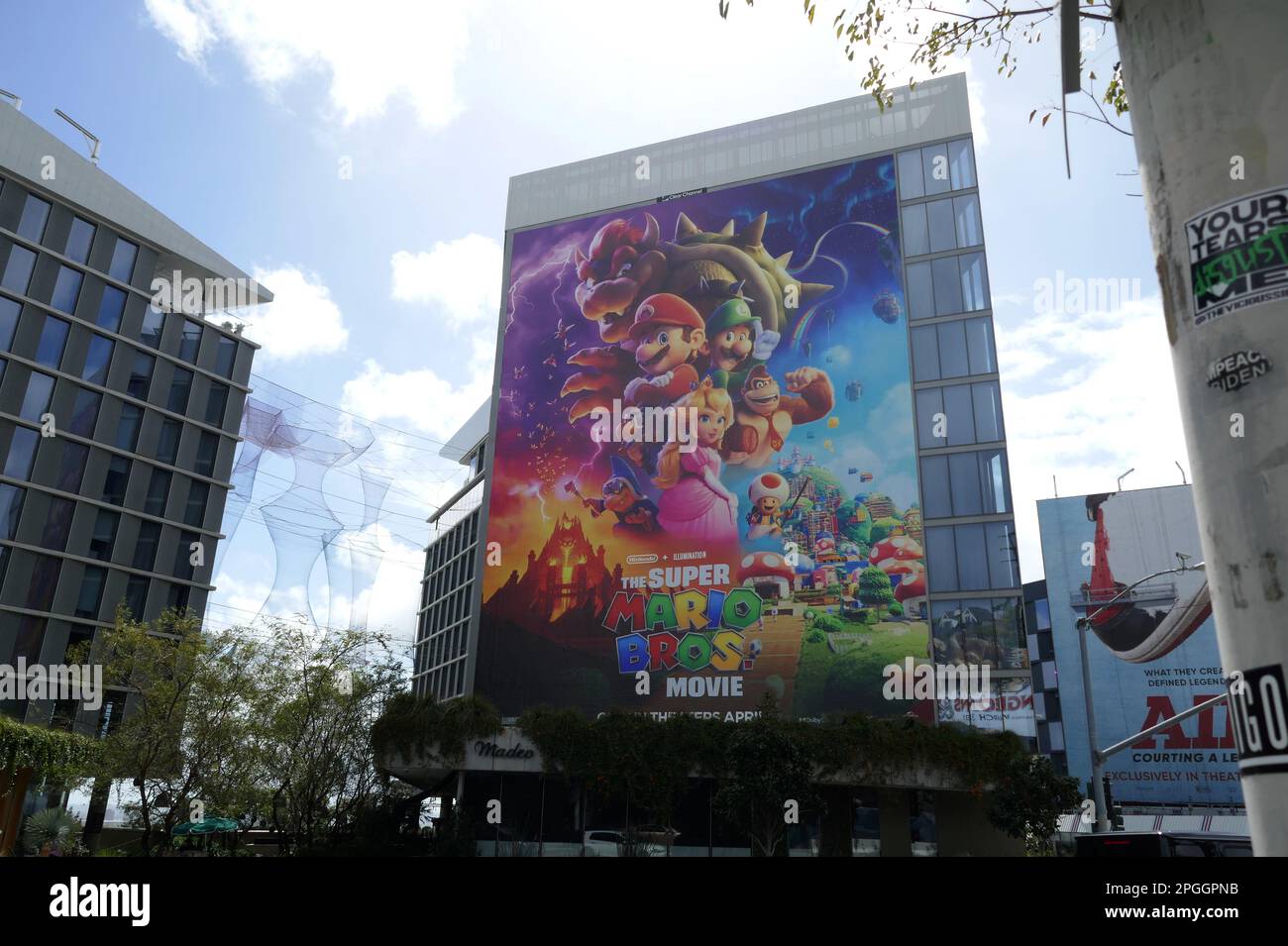 Los Angeles, California, USA 21st Marzo 2023 Una visione generale dell'atmosfera del Super Mario Bros.Movie Billboard su Sunset Blvd il 21 Marzo 2023 a Los Angeles, California, USA. Foto di Barry King/Alamy Stock Photo Foto Stock