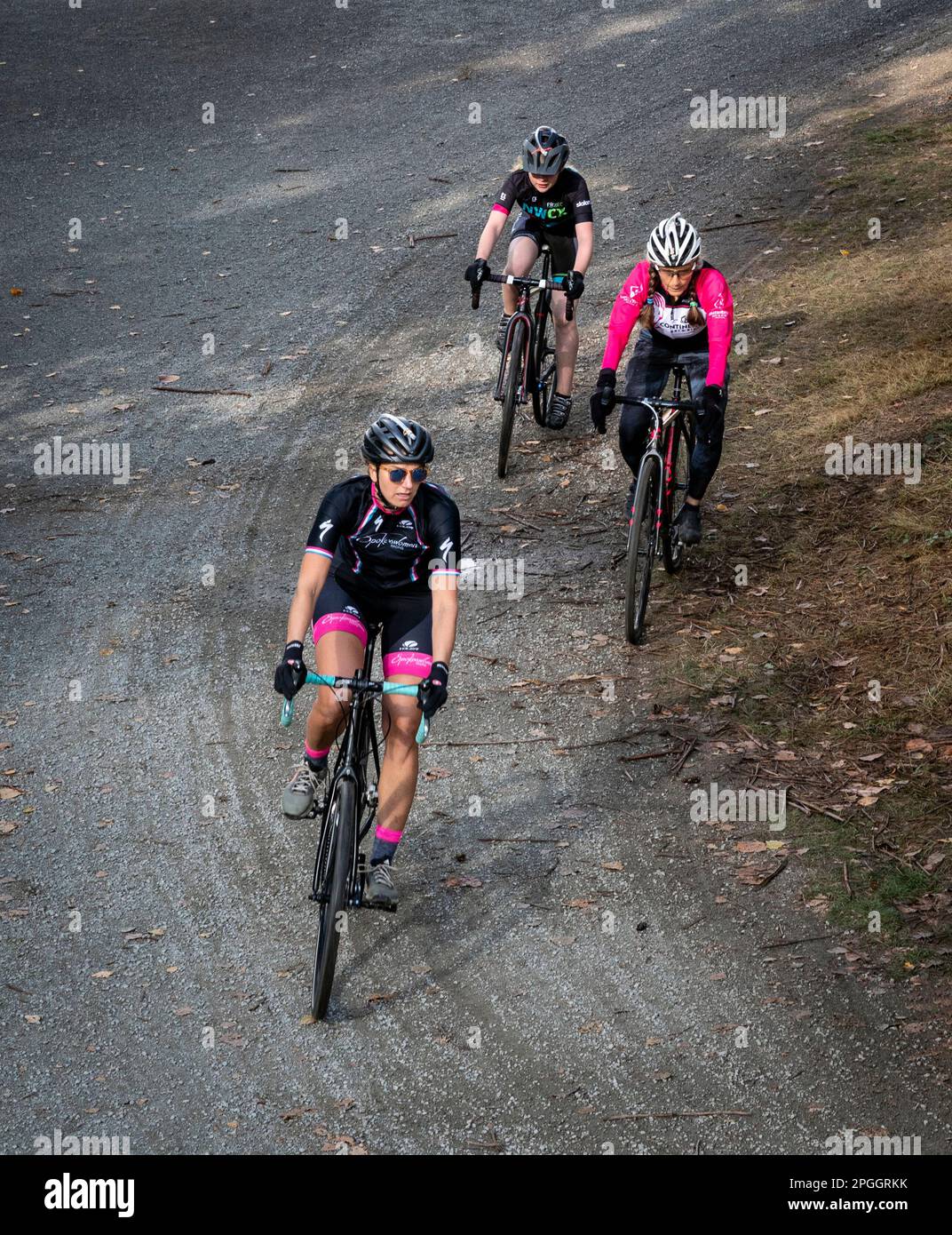 WA24051-00....Washington - Senior Citizen Vicky Spring (69) Compeating in una corsa di ciclocross nella regione occidentale di Washington. Vicky in rosa Foto Stock