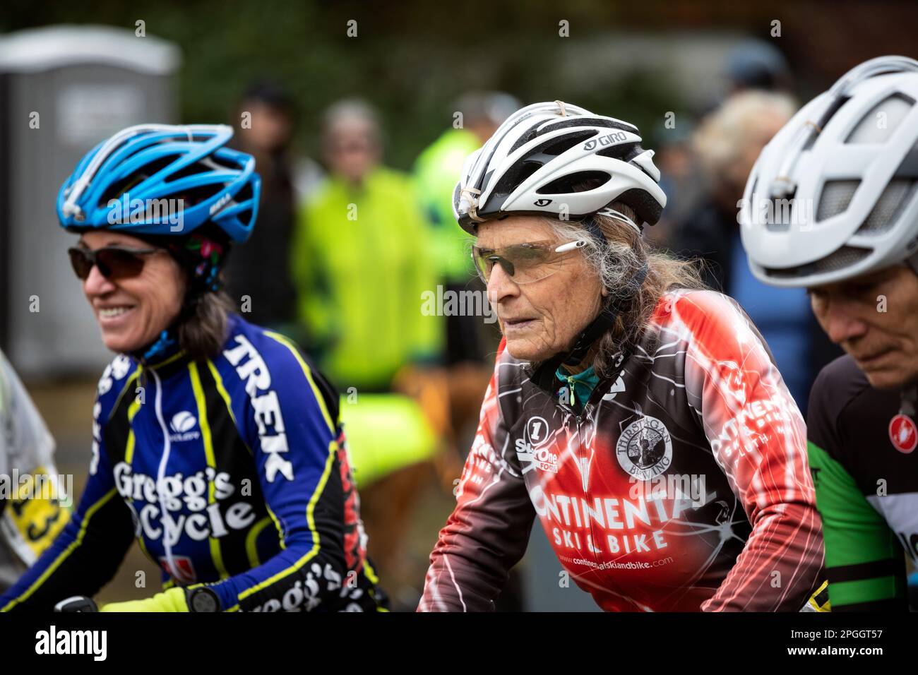 WA24073-00....Washington - Senior Citizen Vicky Spring (69) Compeating in una corsa di ciclocross nella regione occidentale di Washington. Vicky in rosso. Foto Stock