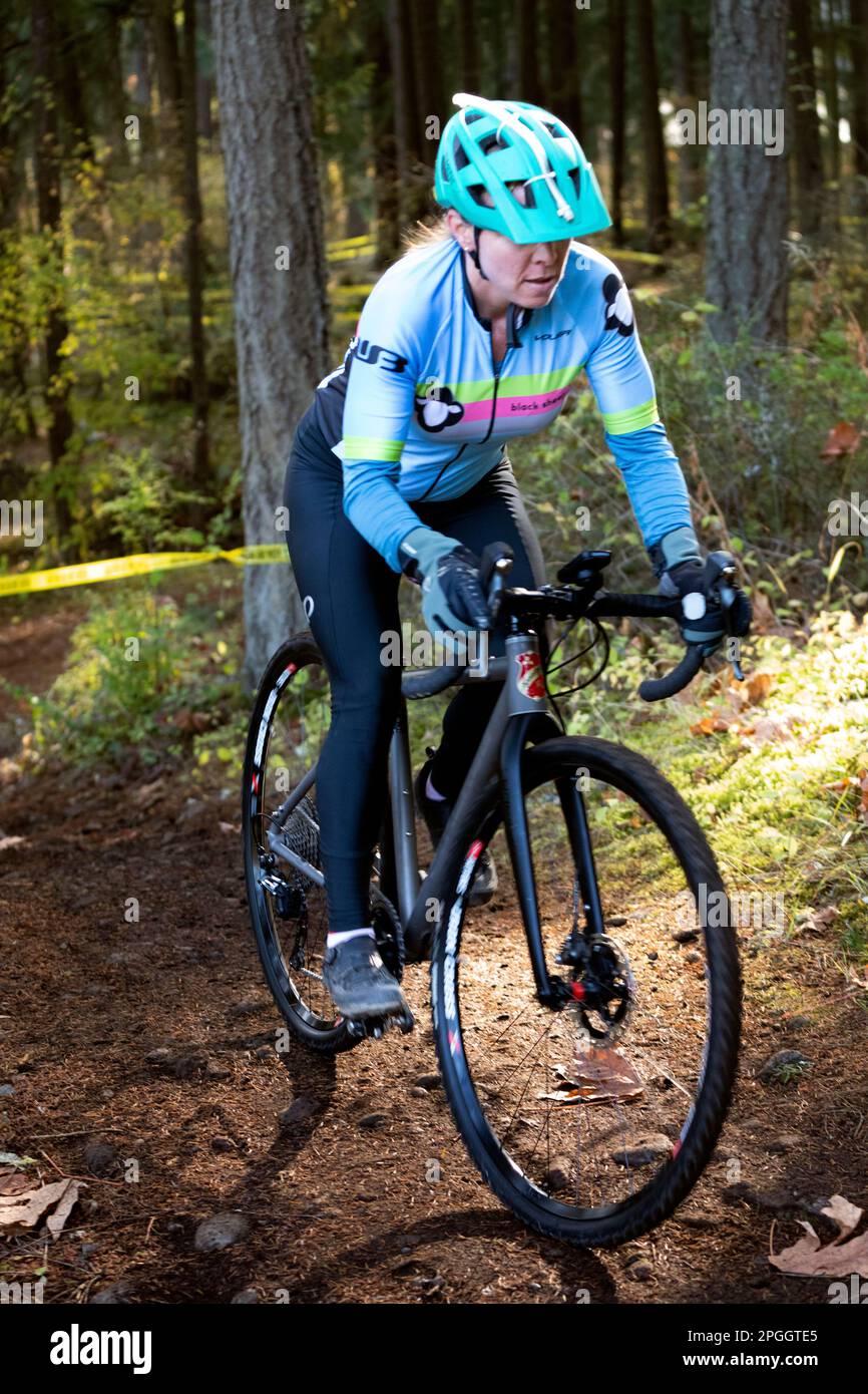 WA24093-00....Washington - Donna in competizione in una corsa di ciclocross nella regione occidentale di Washington. Foto Stock