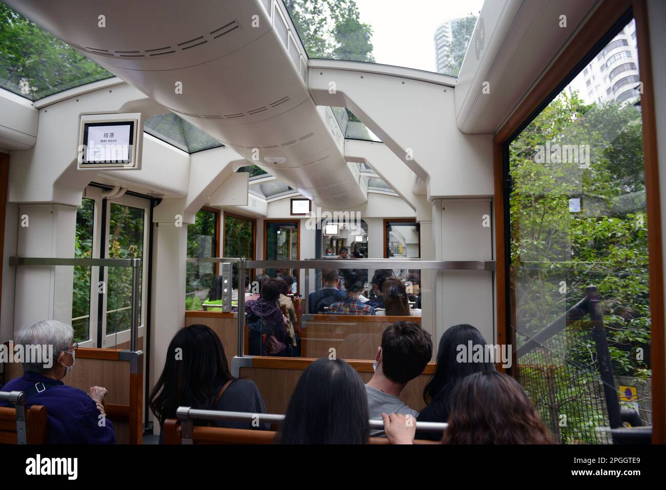 Cavalcando sulla nuova funicolare Peak Tram verso la vetta di Hong Kong. Foto Stock