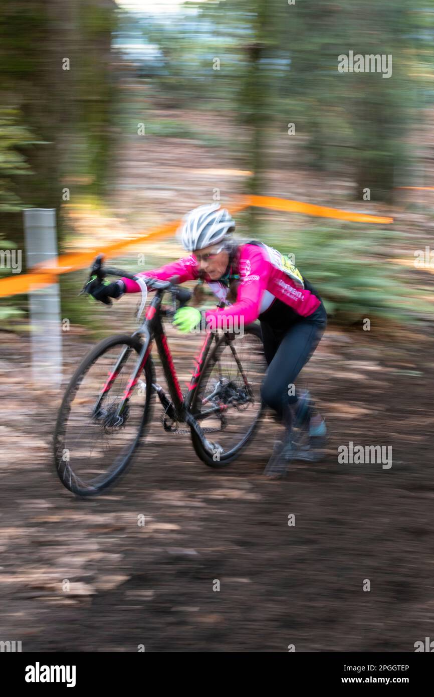 WA24099-00....Washington - Senior Cyclest Vicky Spring (69) Compeating in una gara di ciclocross nella regione occidentale di Washington. Vicky in rosa. Foto Stock