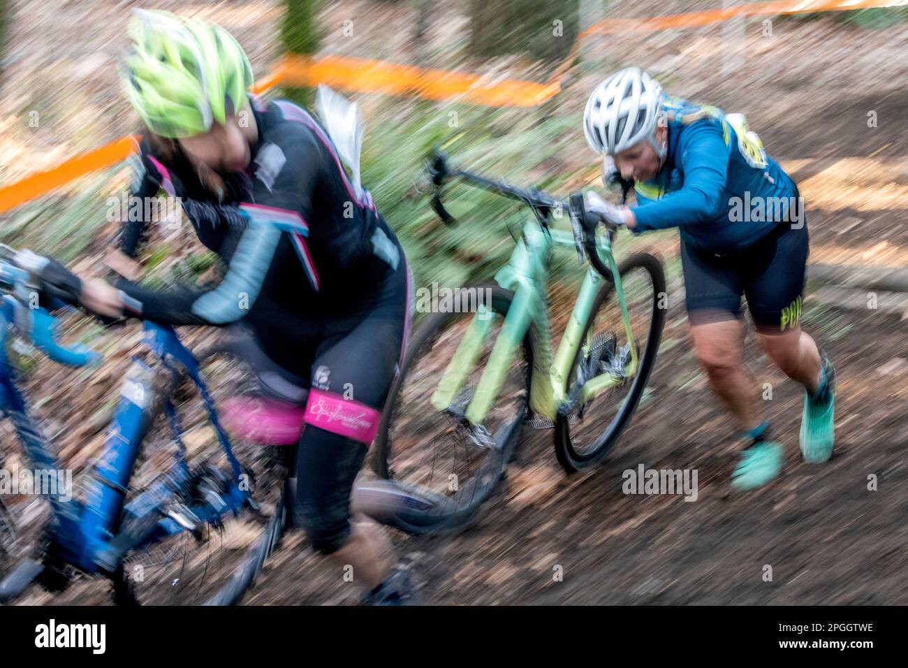 WA24112-00....Washington -Donna in competizione in una corsa di ciclocross nella regione occidentale di Washington. Foto Stock