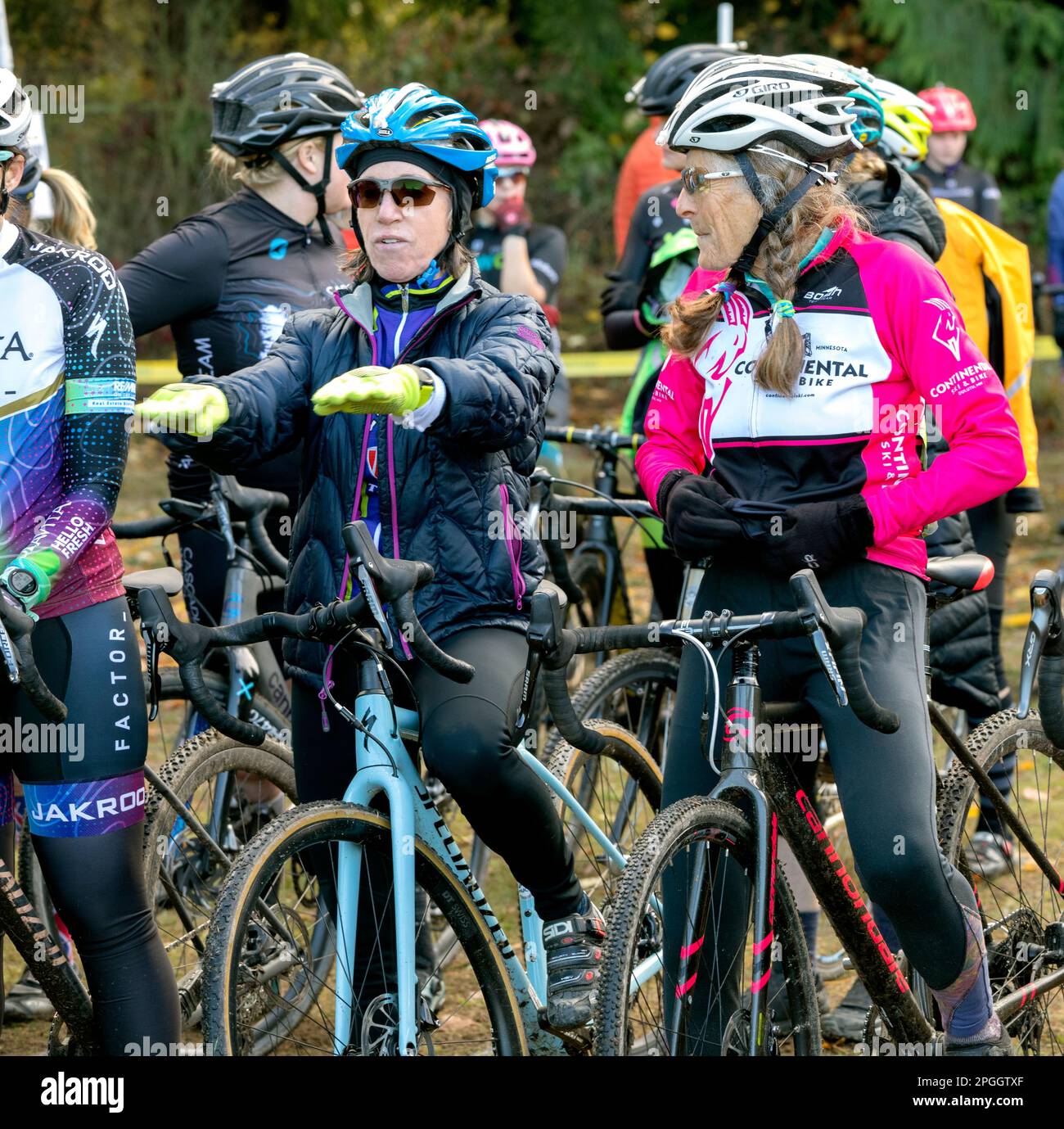 WA24114-00....Washington -Senior Cyclest,Vicky Spring (69 anni), in competizione in una corsa di ciclocross nella regione occidentale di Washington. Due più ciclici parlano della ra Foto Stock