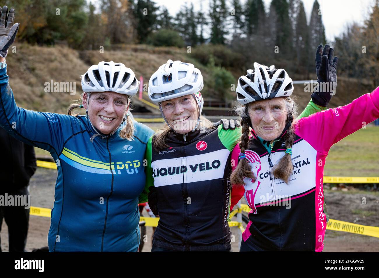 WA24120-00....WASHINGTON -tre donne cyclocross concorrenti sono amici alla fine della gara. Foto Stock