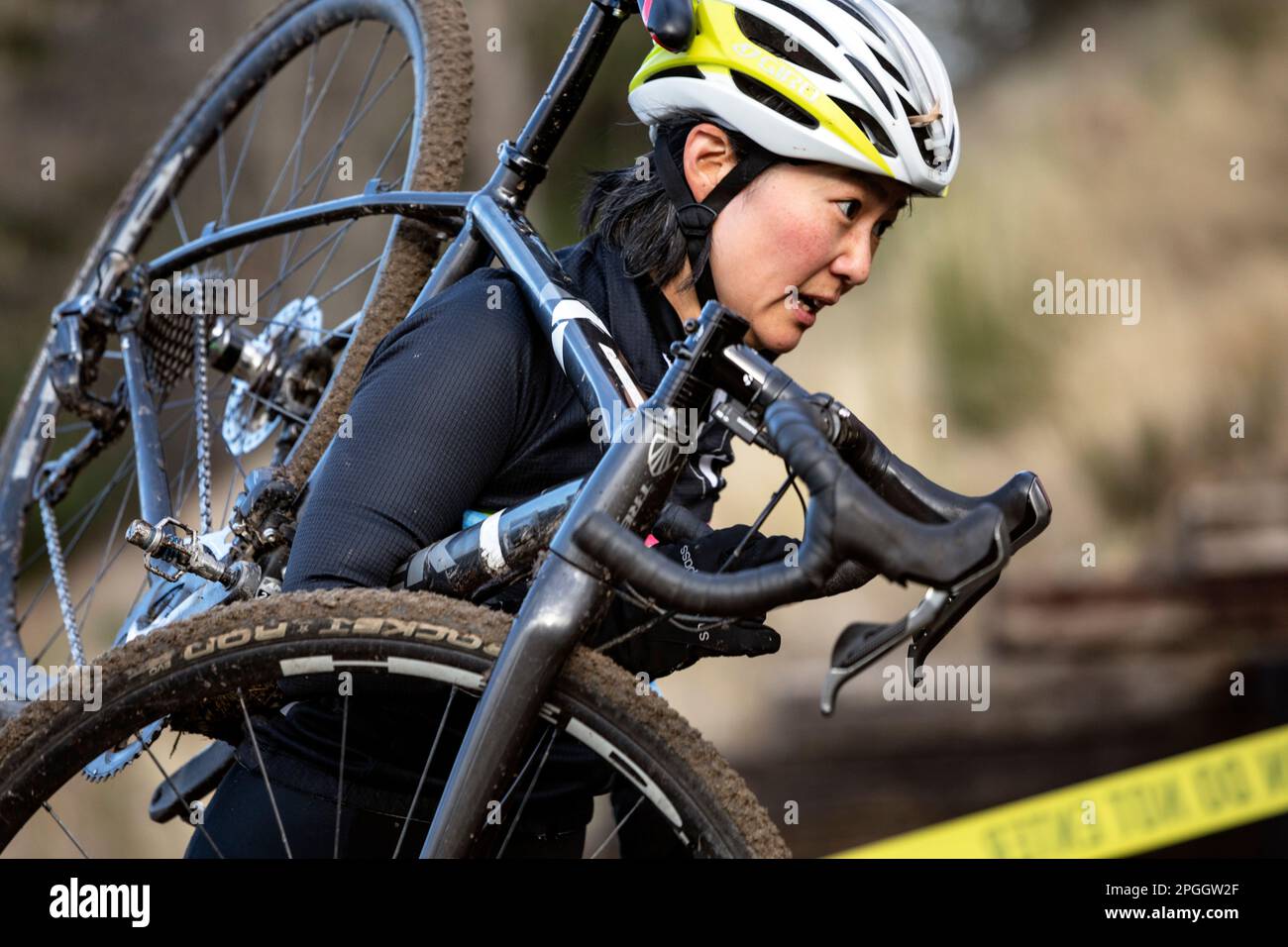 WA24122-00....WASHINGTON - Donna che gareggia in una corsa di ciclocross nel Washington occidentale. Foto Stock