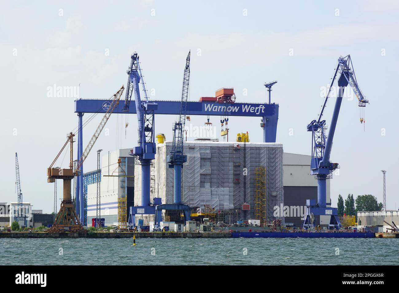 Rostock, Germania - 30th maggio 2016: Warnow Werft banchina navale sul fiume Warnow a Rostock Warnemunde Foto Stock