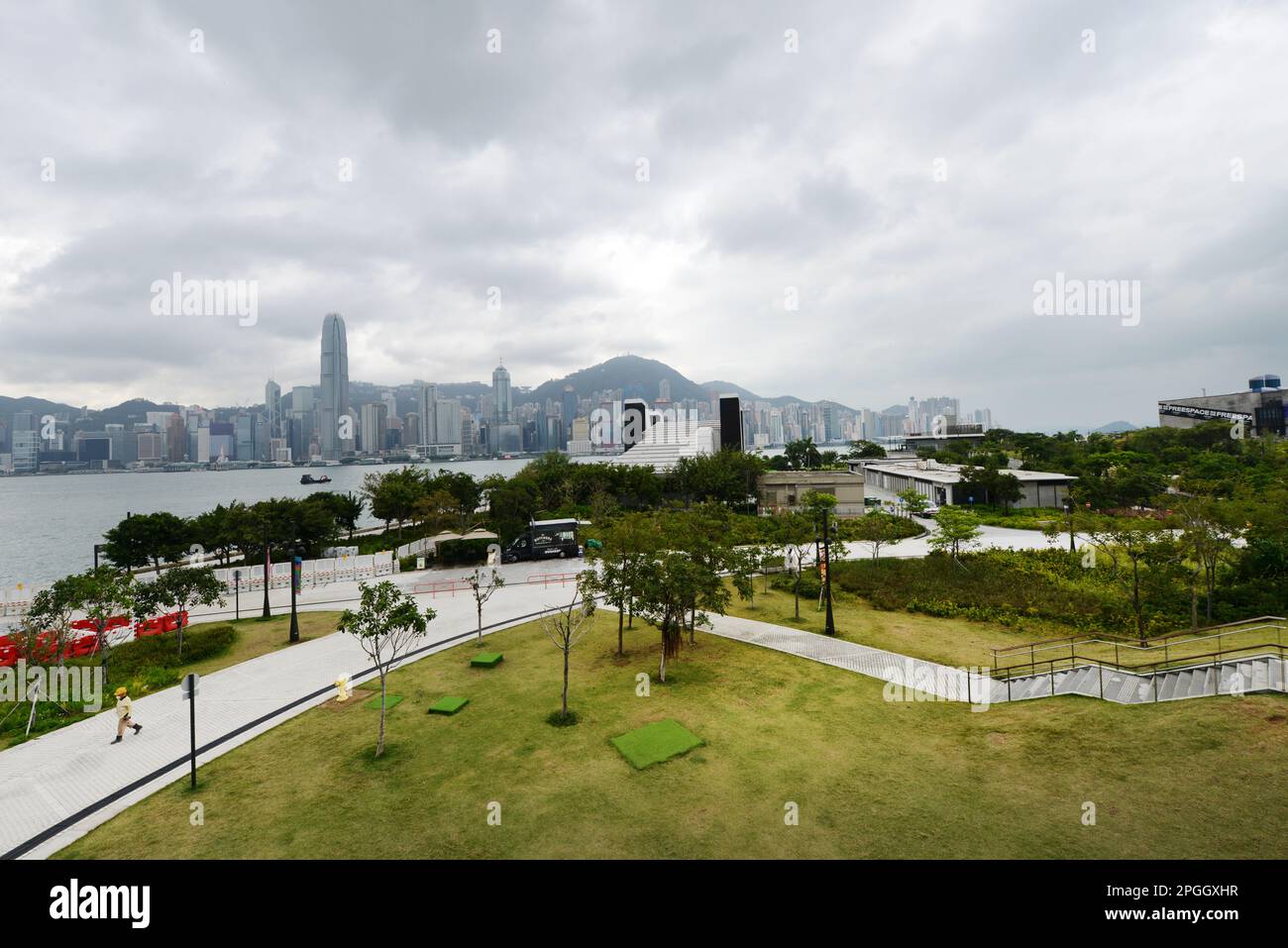 Il lungomare nel quartiere culturale di West Kowloon a Hong Kong. Foto Stock