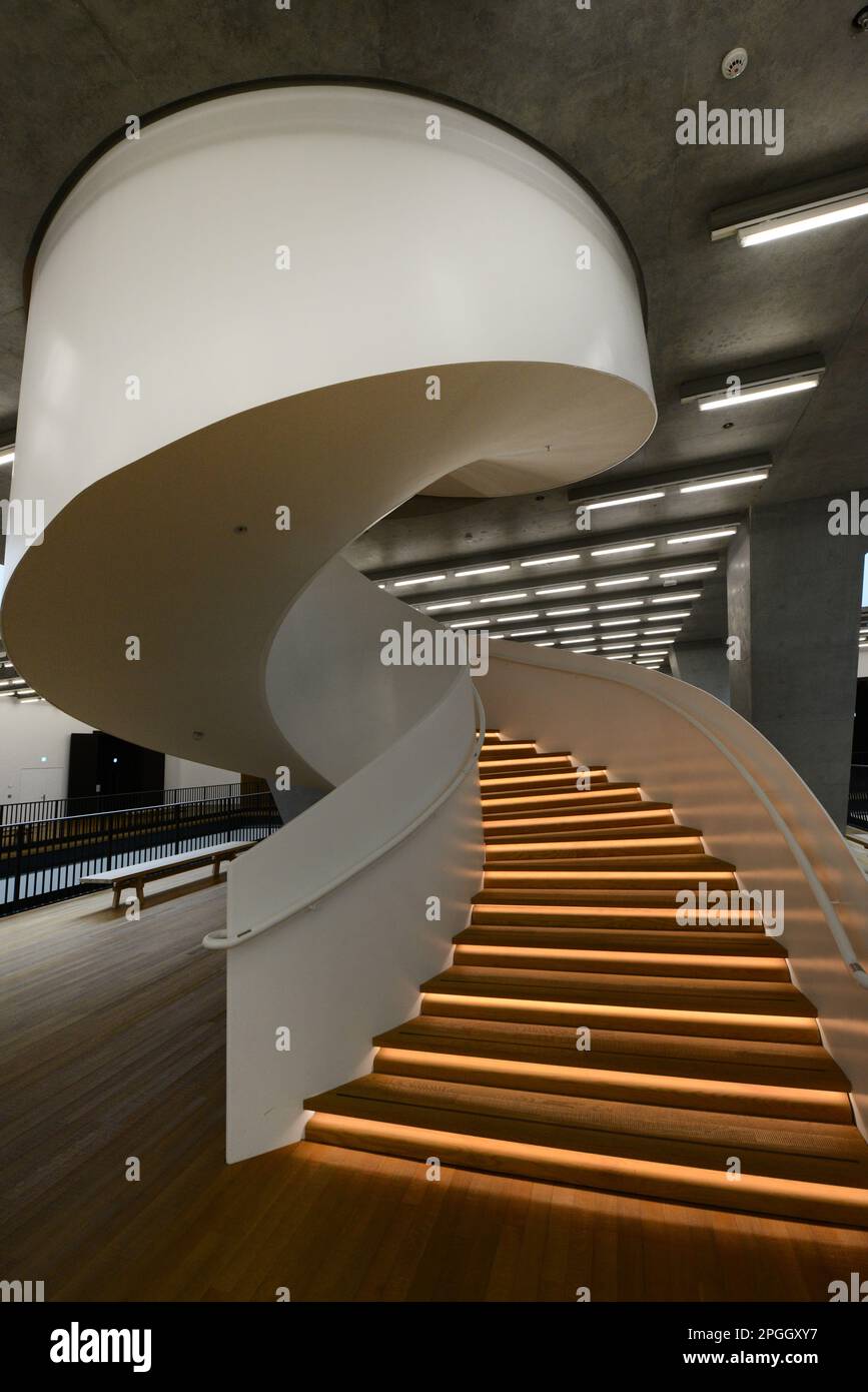 Una scala a chiocciola al Museo M+ di Hong Kong. Foto Stock