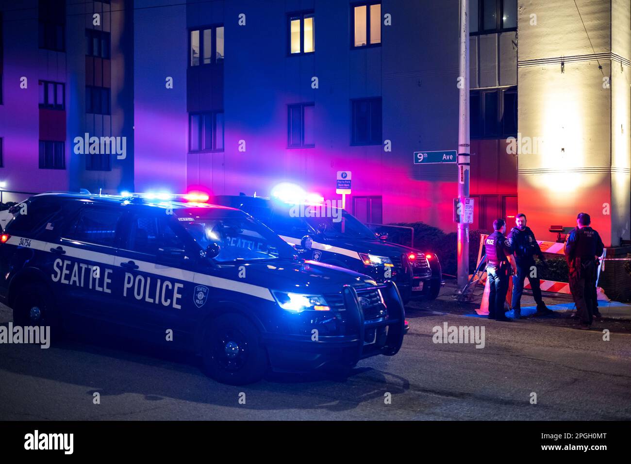 Seattle, Stati Uniti. 22nd Mar, 2023. Circa 7:30pm polizia ha ricevuto una chiamata 911 che segnala una persona sparata a primavera e 9th in centro. La polizia arrivò e trovò una persona con una ferita da arma da fuoco e le trasportò all'ospedale di Harborview e iniziò un'indagine. James Anderson/Alamy Live News Foto Stock