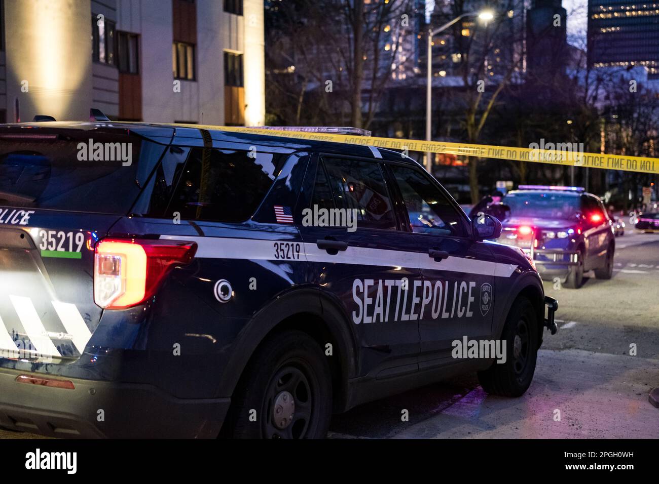 Seattle, Stati Uniti. 22nd Mar, 2023. Circa 7:30pm polizia ha ricevuto una chiamata 911 che segnala una persona sparata a primavera e 9th in centro. La polizia arrivò e trovò una persona con una ferita da arma da fuoco e le trasportò all'ospedale di Harborview e iniziò un'indagine. James Anderson/Alamy Live News Foto Stock