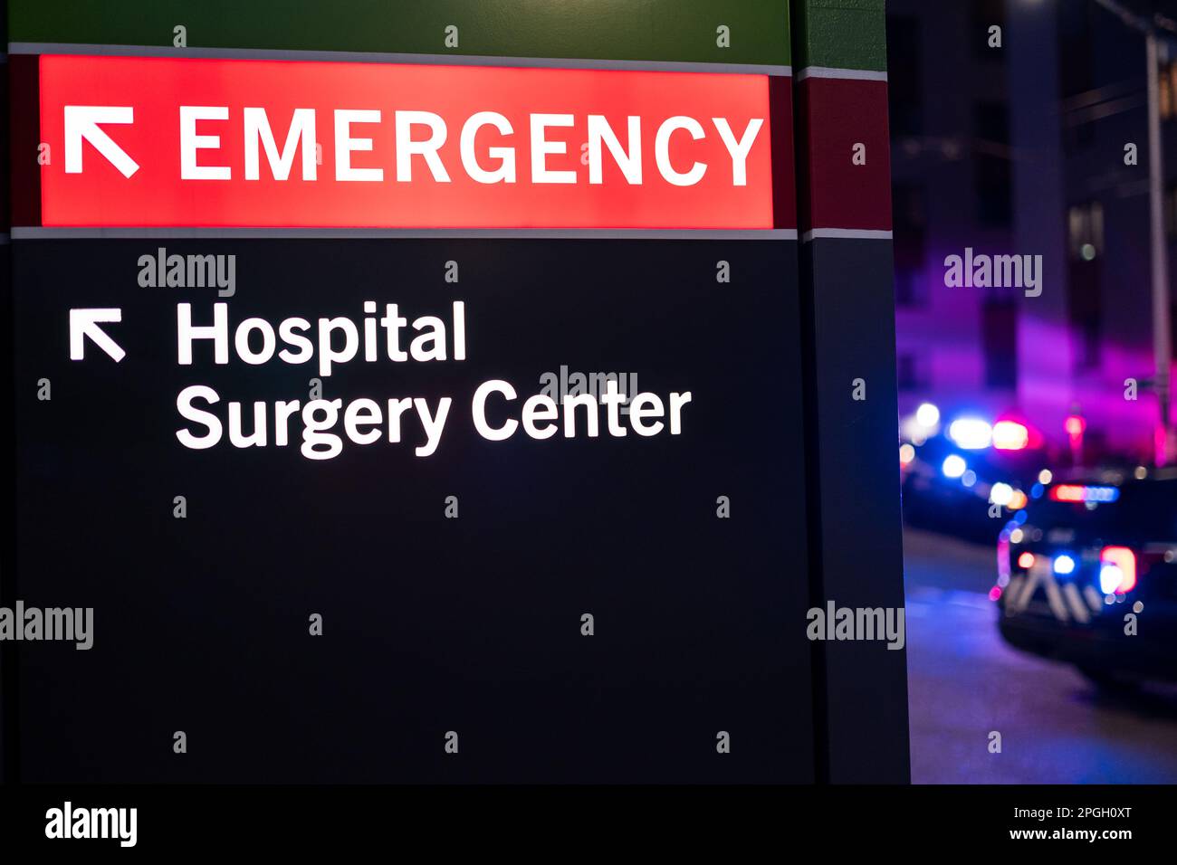 Seattle, Stati Uniti. 22nd Mar, 2023. Circa 7:30pm polizia ha ricevuto una chiamata 911 che segnala una persona sparata a primavera e 9th in centro. La polizia arrivò e trovò una persona con una ferita da arma da fuoco e le trasportò all'ospedale di Harborview e iniziò un'indagine. James Anderson/Alamy Live News Foto Stock
