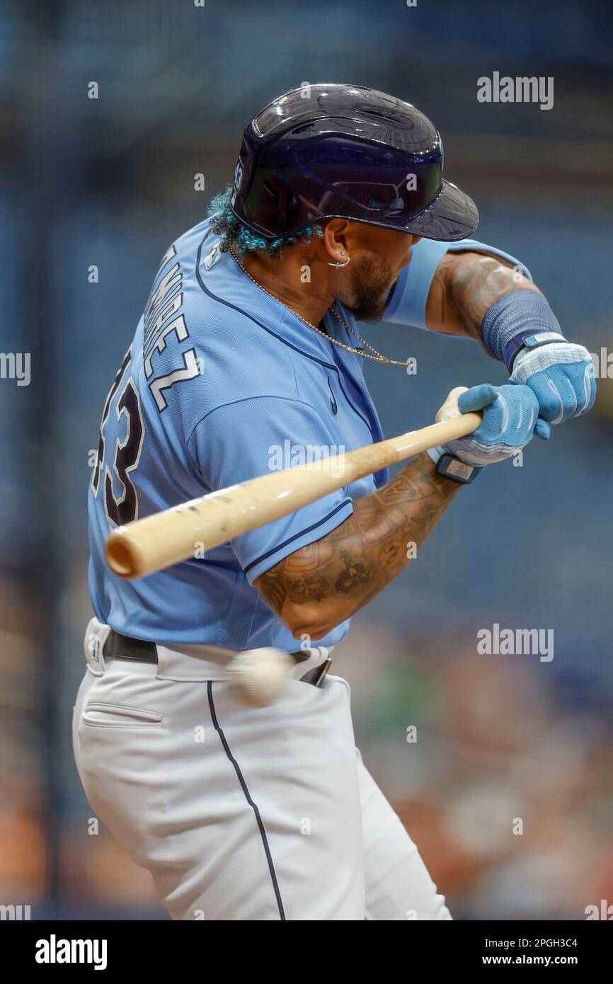 22 marzo 2023; St Petersburg, FL USA; T43 è colpito da un campo durante una partita di allenamento primaverile della MLB contro i Philadelphia Phillies al Tropicana Field Foto Stock
