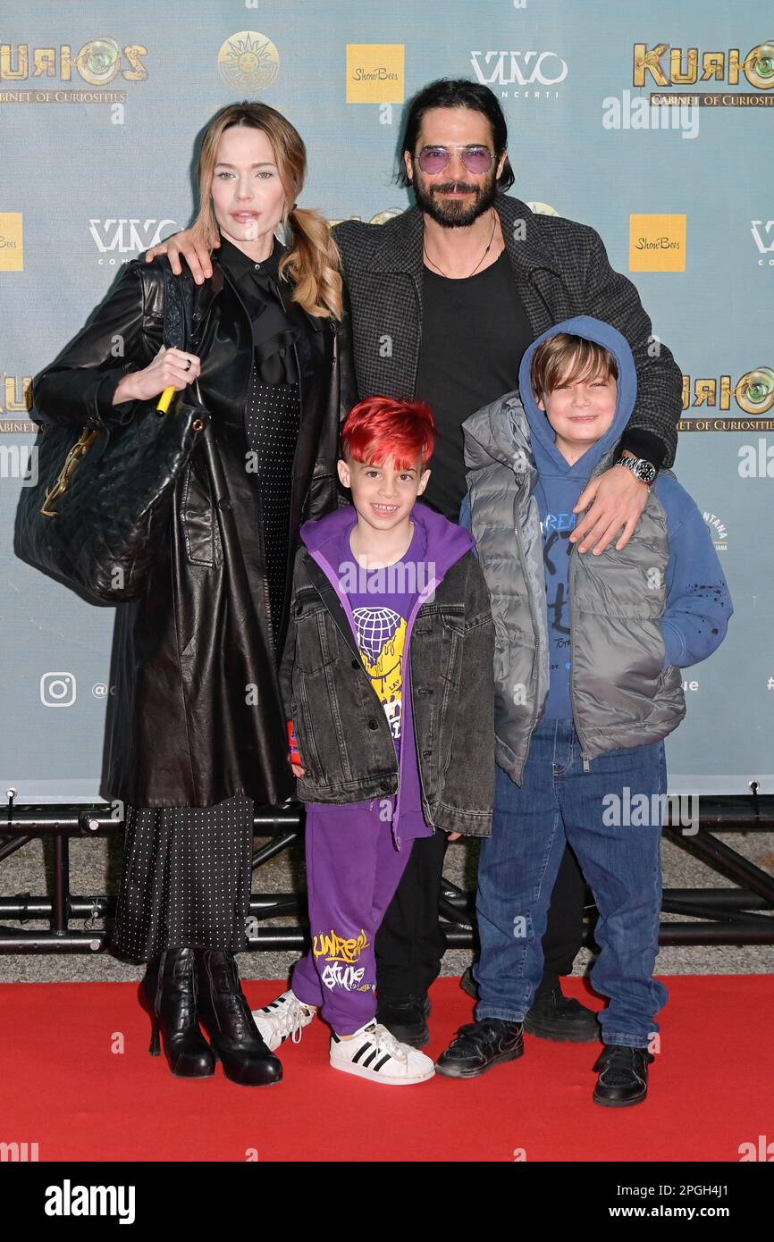 Roma, Italia. 22nd Mar, 2023. (L-R) Laura Chiatti, Pablo Bocci, Enea Bocci e Marco Bocci assistono al tappeto rosso dello spettacolo del Cirque du Soleil 'Gabinetto di curiosità Kurios' al teatro-tenda di via Tor di Quinto. (Foto di Mario Cartelli/SOPA Images/Sipa USA) Credit: Sipa US/Alamy Live News Foto Stock