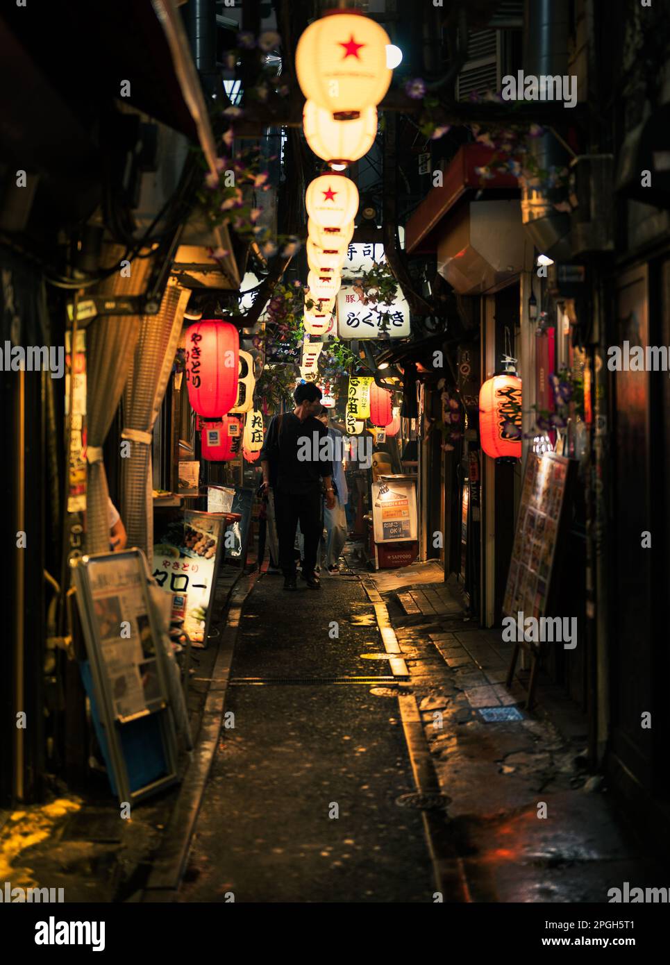 Scene notturne in uno stretto vicolo bar sul retro a Shinjuku, Giappone. Foto Stock