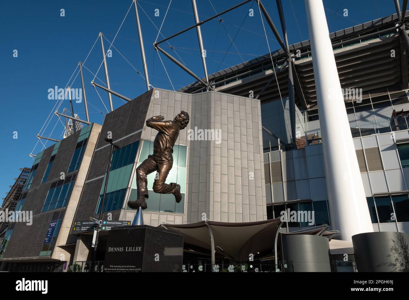 Una statua commemorativa della leggenda del cricket Dennis Lillee fuori dal MCG a Melbourne, Victoria, Australia Foto Stock