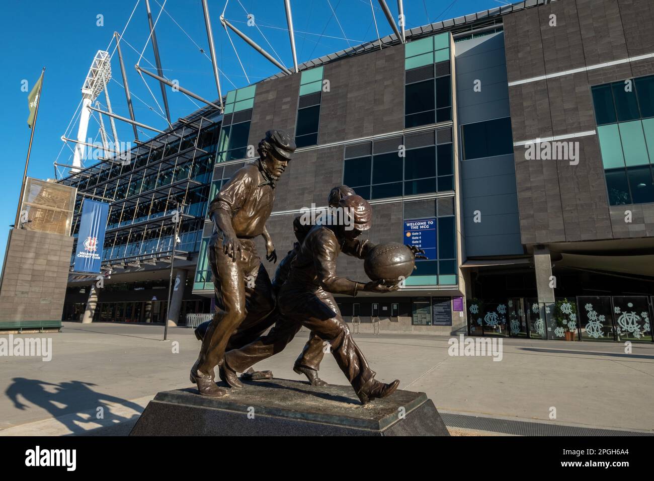 Una scultura di Tom Wills, il fondatore del calcio australiano al MCG di Melbourne, Victoria, Australia Foto Stock