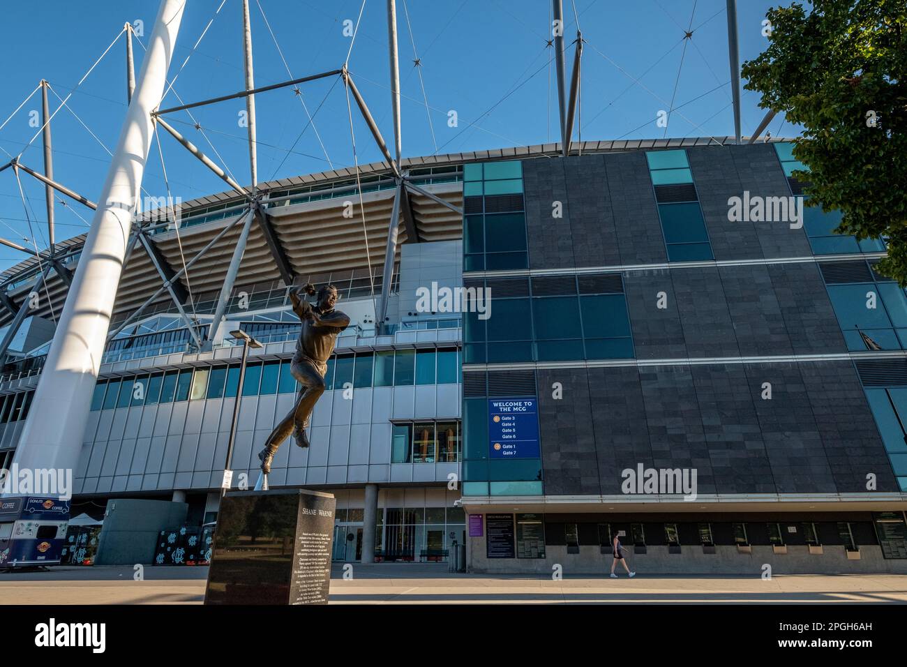 Una statua commemorativa della leggenda del cricket Shane Warne fuori dal MCG a Melbourne, Victoria, Australia Foto Stock