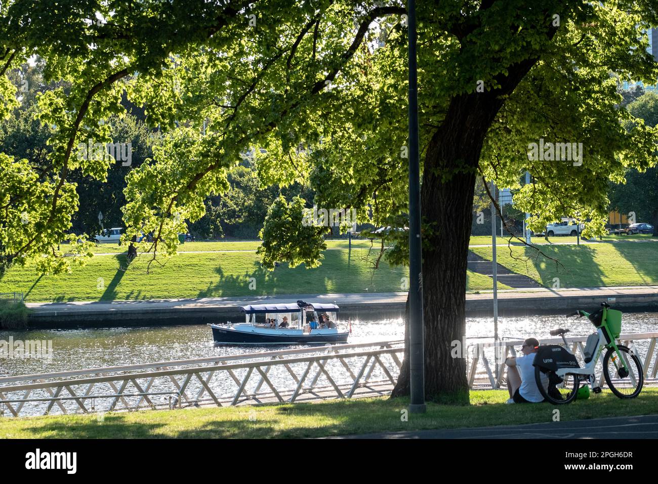 I turisti possono fare un giro in barca lungo il fiume Yarra a Melbourne, Victoria, Australia Foto Stock