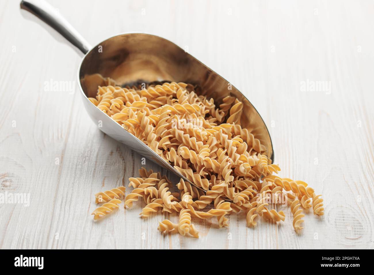 Fusilli di ceci su fondo ligneo. Tritare con pasta cruda e ceci. Pasta senza glutine. Foto Stock