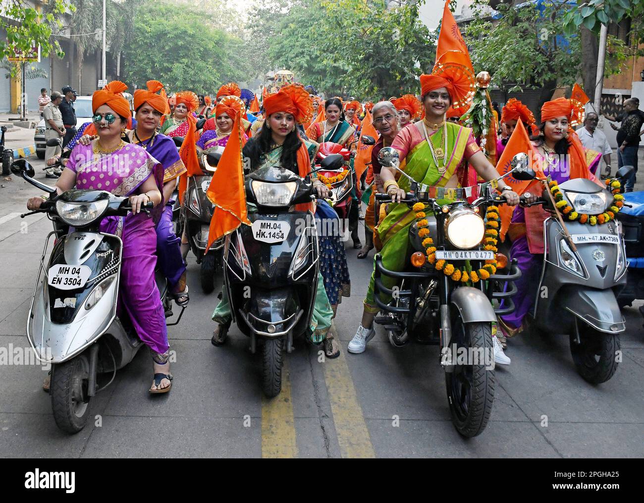 Mumbai, India. 22nd Mar, 2023. Le donne maharashtriane vestite con abiti tradizionali cavalcano motociclette durante una processione di Gudi Padwa a Mumbai. Gudi Padwa è il primo giorno del nuovo anno celebrato dai Maharashtriani e dagli Indù Kokani, che segna i nuovi inizi e l'arrivo della stagione primaverile. Credit: SOPA Images Limited/Alamy Live News Foto Stock