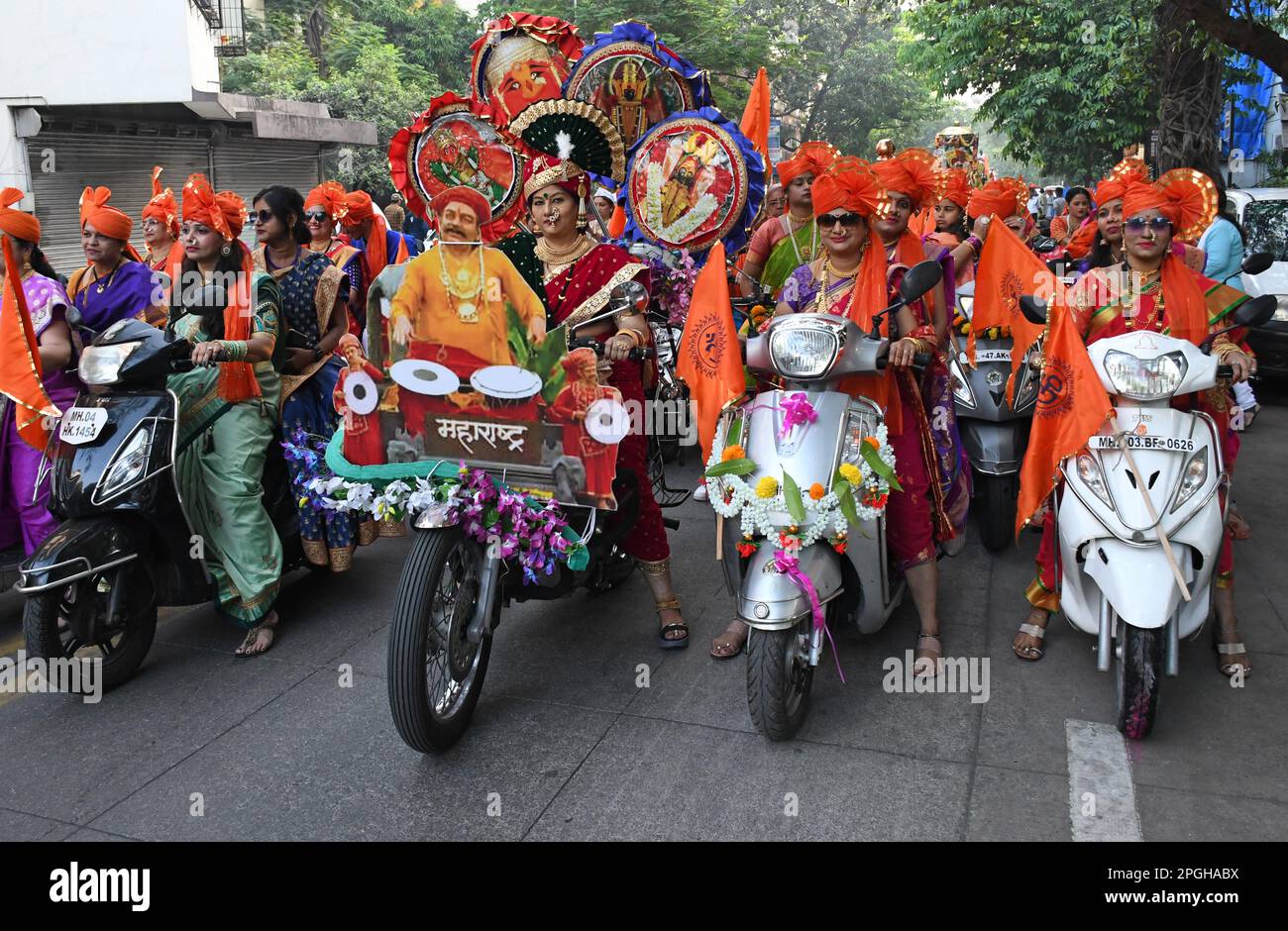 Mumbai, India. 22nd Mar, 2023. Le donne maharashtriane vestite con abiti tradizionali cavalcano motociclette durante una processione di Gudi Padwa a Mumbai. Gudi Padwa è il primo giorno del nuovo anno celebrato dai Maharashtriani e dagli Indù Kokani, che segna i nuovi inizi e l'arrivo della stagione primaverile. (Foto di Ashish Vaishnav/SOPA Images/Sipa USA) Credit: Sipa USA/Alamy Live News Foto Stock