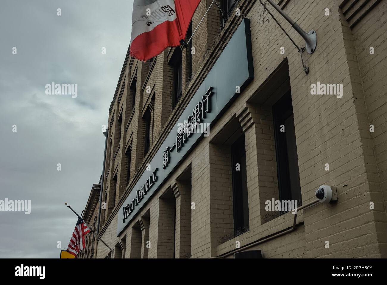 San Francisco, Stati Uniti. 22nd Mar, 2023. Uno scatto in primo piano del caratteristico logo dell'aquila First Republic Bank, realizzato in oro e arroccato in cima a un globo stilizzato, che simboleggia la portata globale e l'impegno per l'eccellenza della banca. Credit: SOPA Images Limited/Alamy Live News Foto Stock