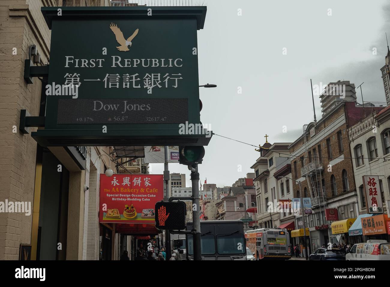 San Francisco, Stati Uniti. 22nd Mar, 2023. Uno scatto in primo piano del caratteristico logo dell'aquila First Republic Bank, realizzato in oro e arroccato in cima a un globo stilizzato, che simboleggia la portata globale e l'impegno per l'eccellenza della banca. Credit: SOPA Images Limited/Alamy Live News Foto Stock