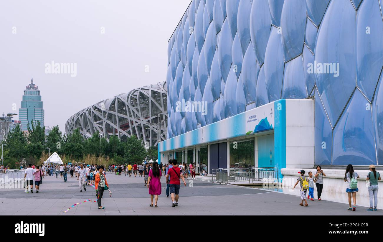 Pechino, Cina - il Centro Nazionale Acquatico di Pechino e lo stadio olimpico nido degli uccelli dietro di esso Foto Stock