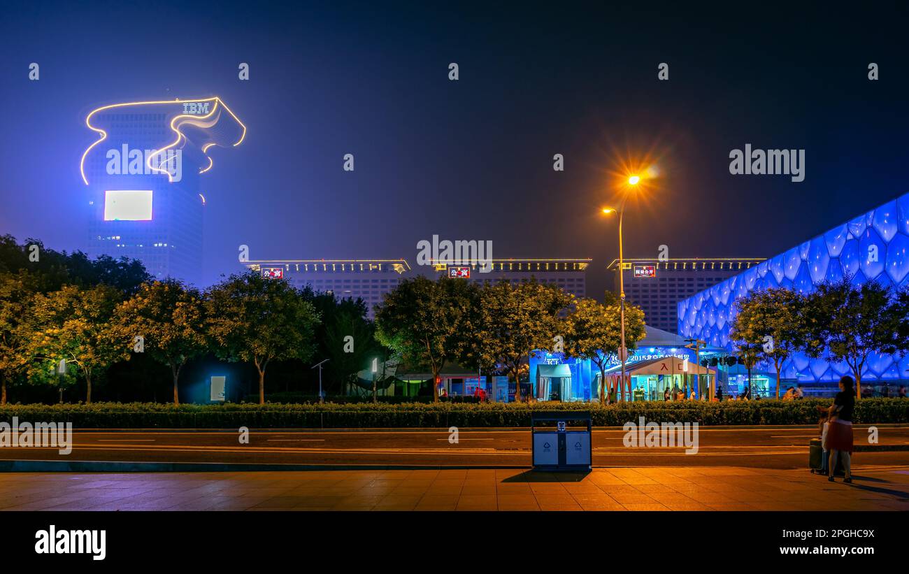 Pechino, Cina - il Centro Acquatico Nazionale di Pechino e l'edificio IBM illuminati di notte Foto Stock