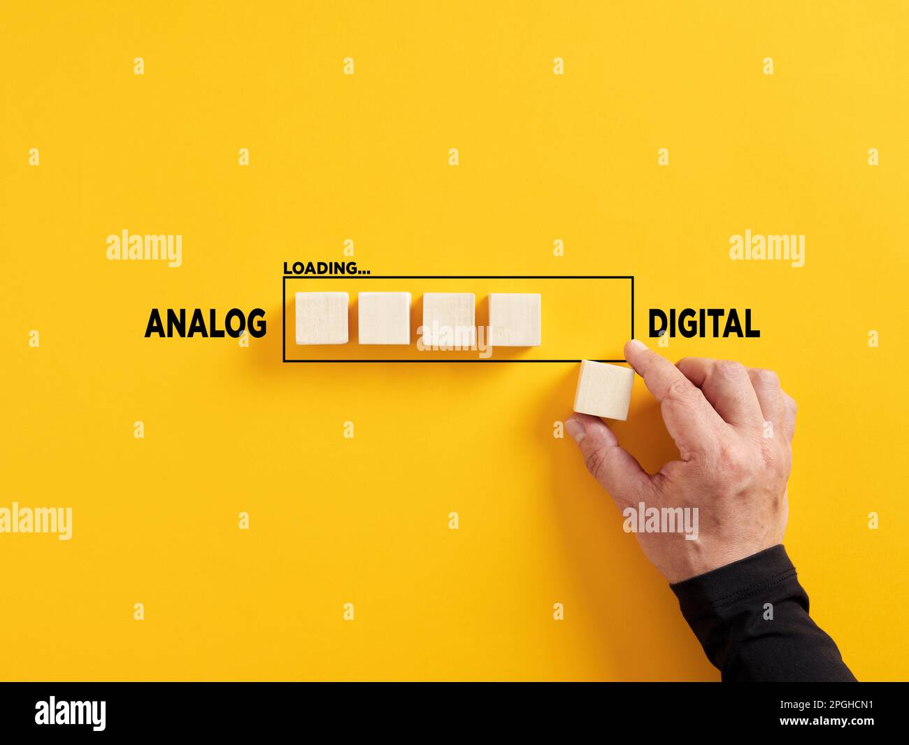 Transizione della tecnologia dall'analogico al digitale. Trasformazione tecnologica. La mano posiziona un cubo di legno sulla barra di carico con le parole analogiche e. Foto Stock