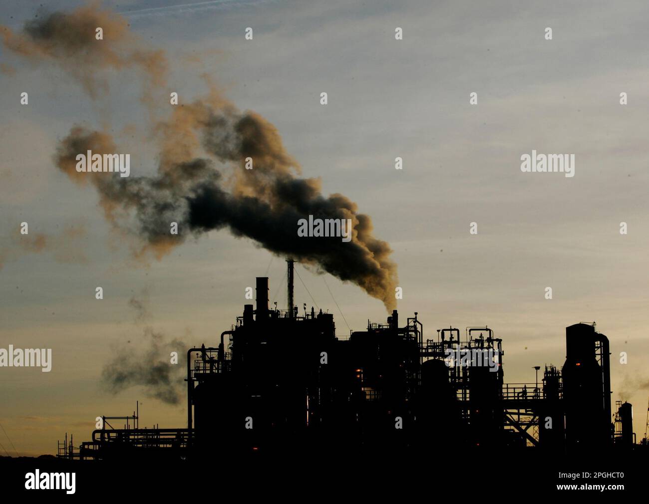 Foto del file datata 13/11/2006 di una vista generale della raffineria di Ineos Grangemouth durante il giorno. Secondo un nuovo studio, le infrastrutture umane sono presenti in almeno il 80% dei siti più importanti al mondo per la biodiversità. I tipi più comuni trovati sono stati strade, linee elettriche e aree urbane, mentre molti siti si trovano ad affrontare ulteriori industrie estrattive, come le miniere e le infrastrutture per combustibili fossili in via di costruzione in futuro. Data di emissione: Giovedì 23 marzo 2023. Foto Stock