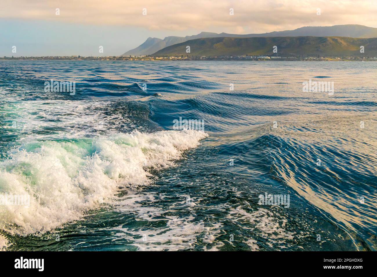 Schiuma di mare bianca sulle onde create dalla barca Foto Stock