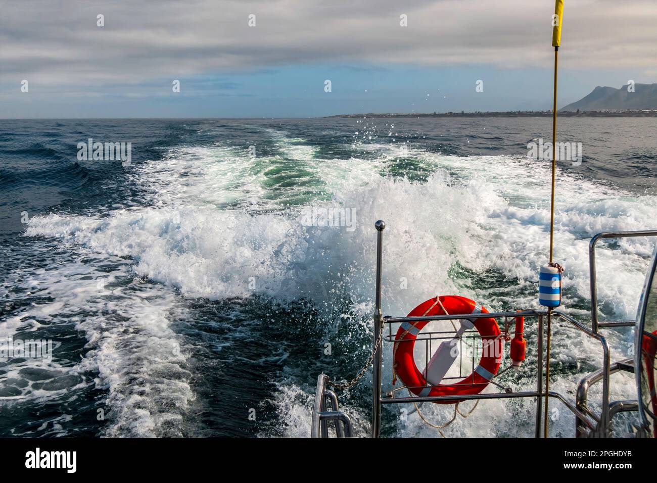 Schiuma di mare bianca sulle onde create dalla barca Foto Stock