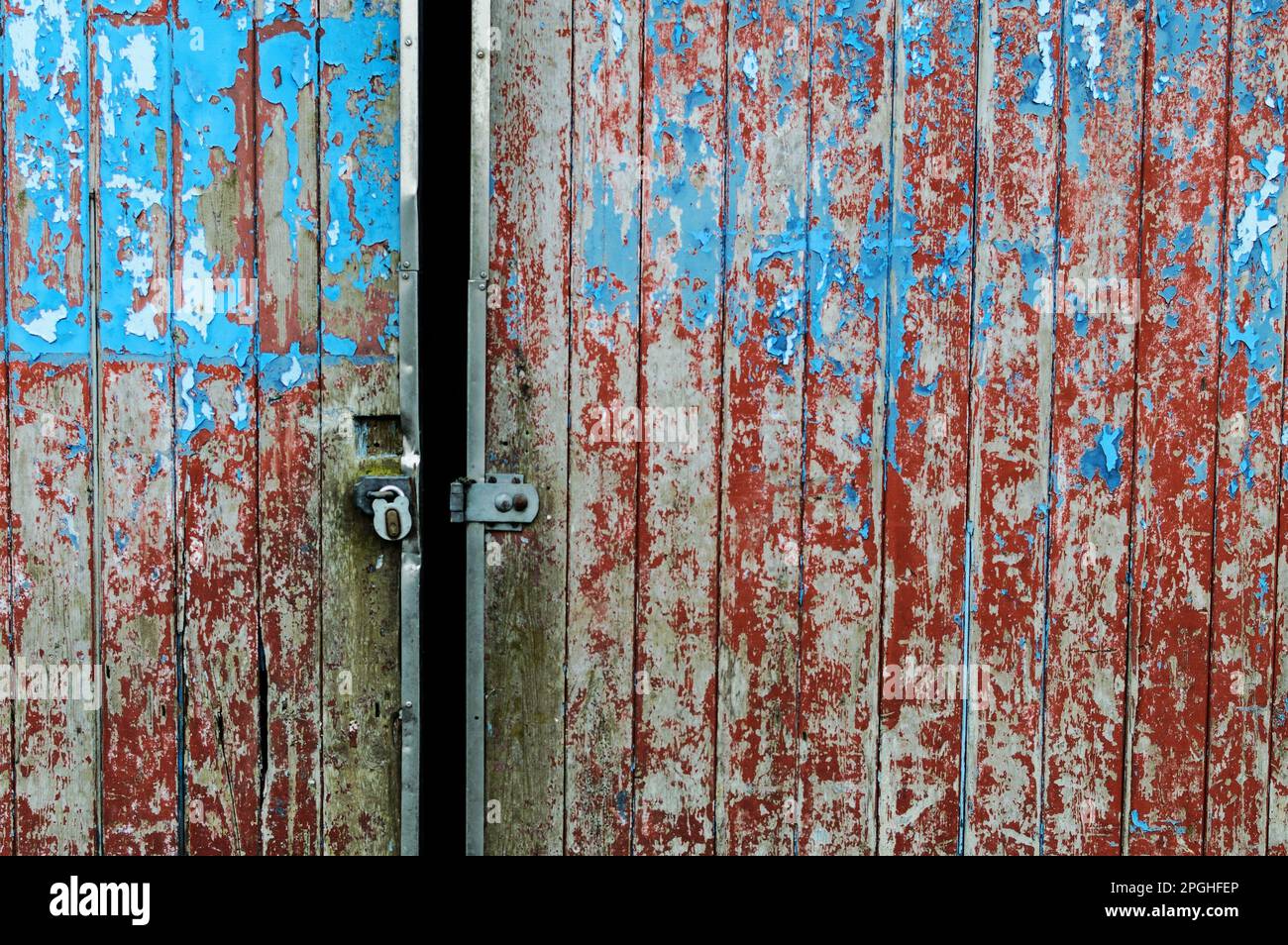 immagine a colori di vecchie porte di garage sbiadite che necessitano di tlc Foto Stock