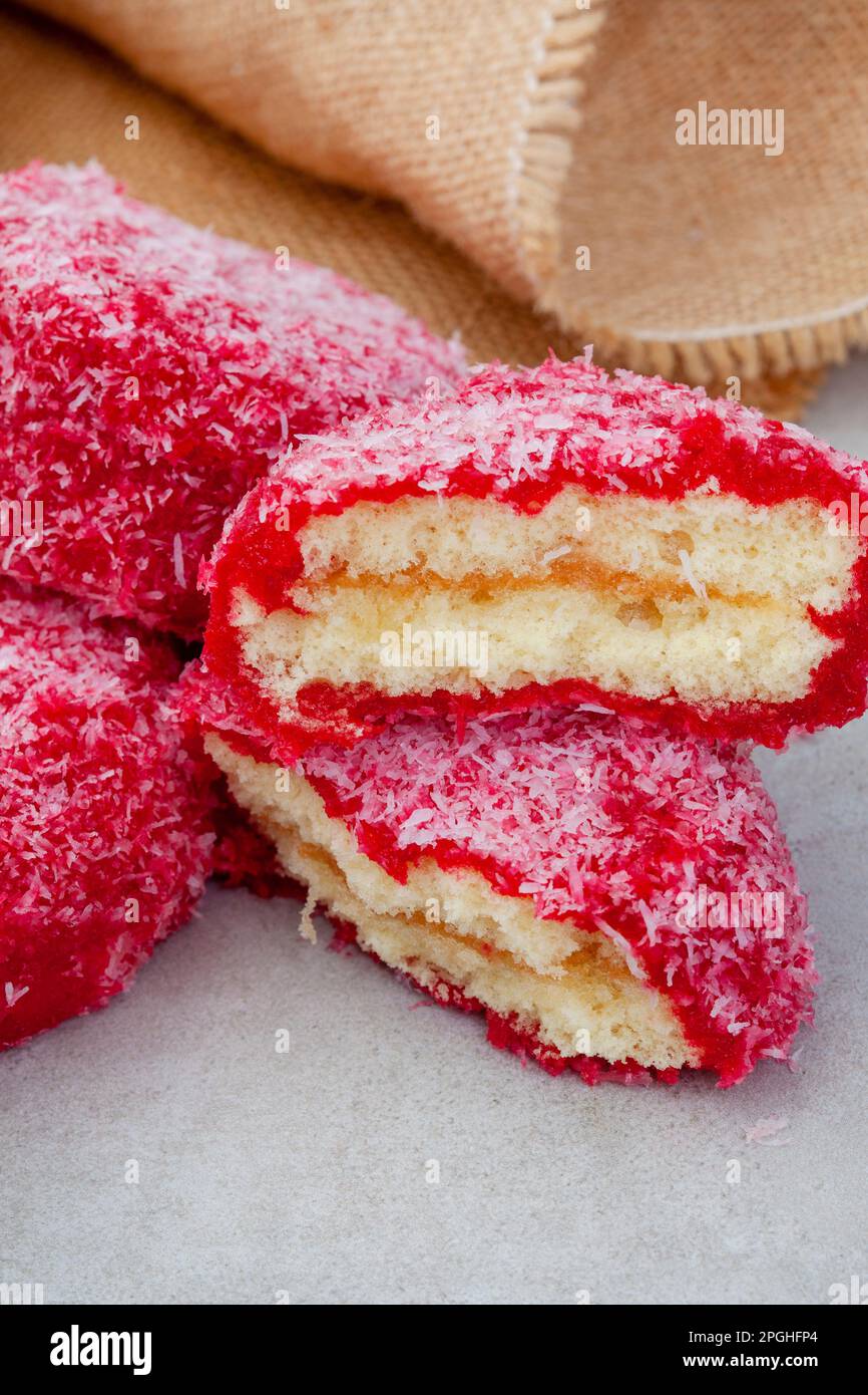 Torta rossa sudafricana Snowball su sfondo bianco Foto Stock