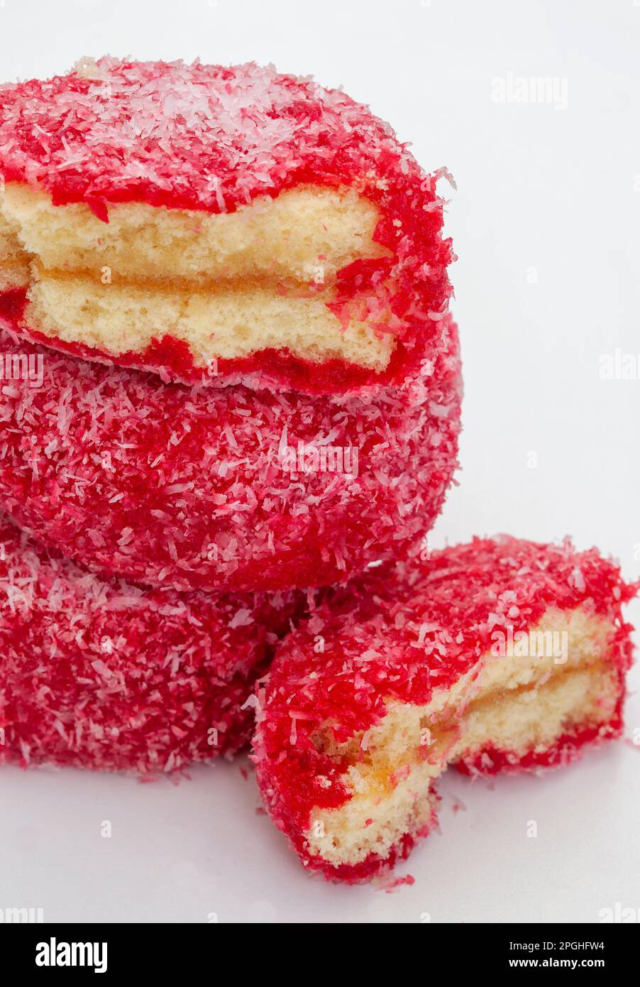 Torta rossa sudafricana Snowball su sfondo bianco Foto Stock