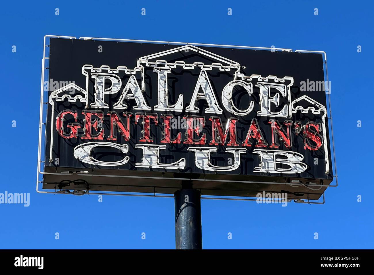 Un cartello Palace Gentleman's Club, giovedì 10 marzo 2022, a Birmingham, Ala. Foto Stock