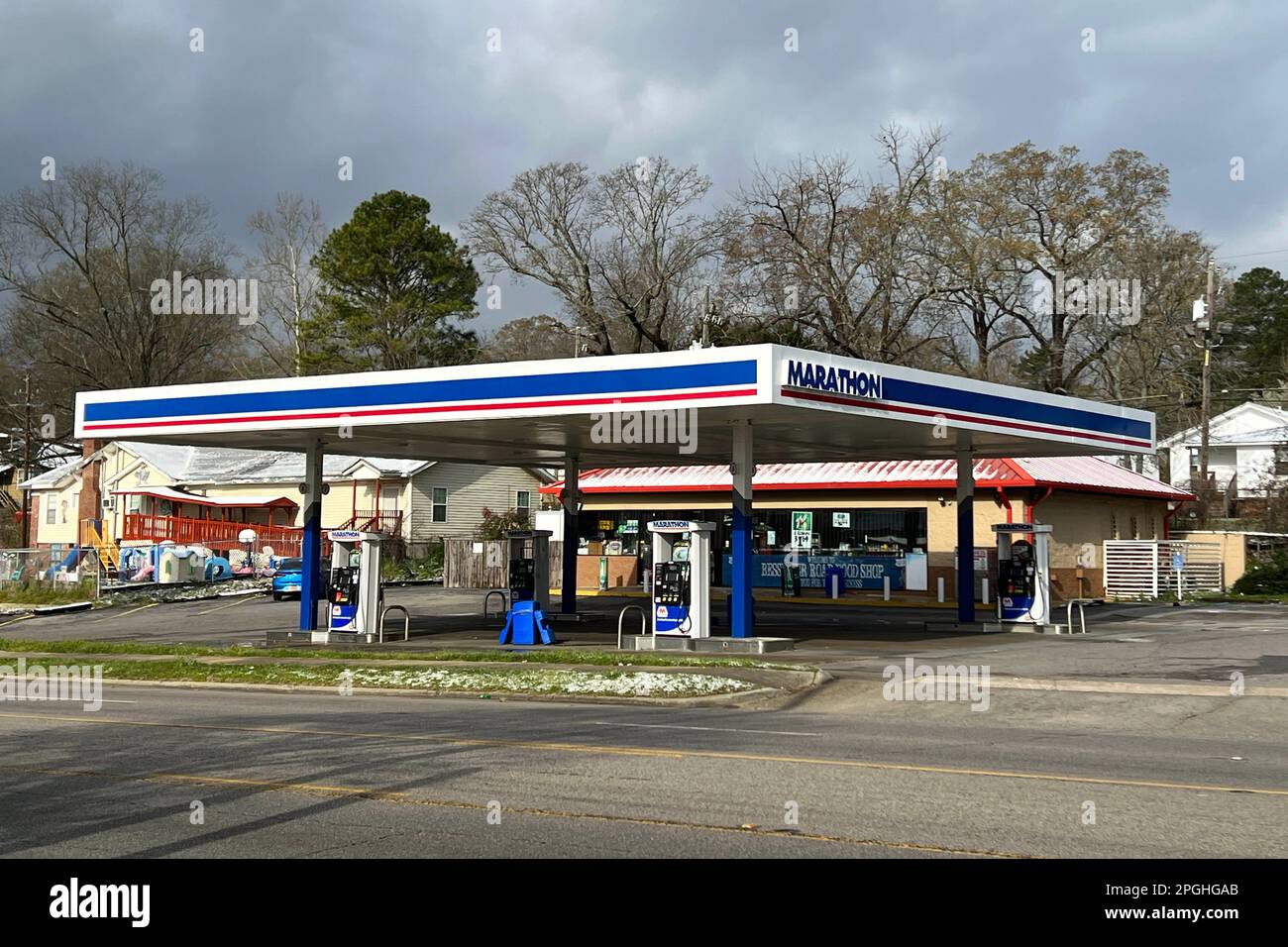 Una stazione di benzina Marathon, sabato 12 marzo 2022, a Birmingham, Ala. Foto Stock