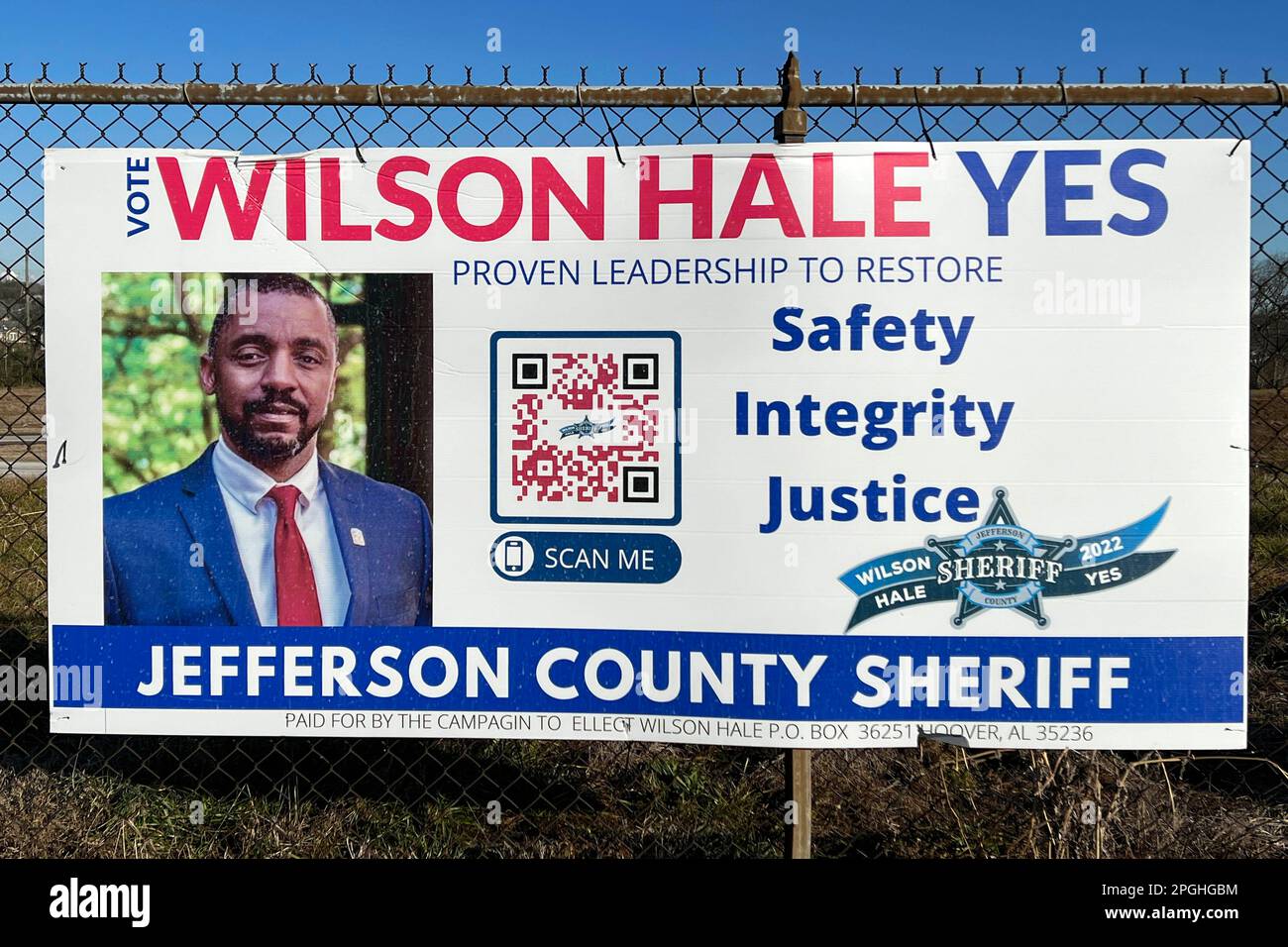 Un cartello della campagna che avallava l'elezione di Wilson Hale per lo sceriffo della contea di Jackson, domenica 13 marzo 2022, a Birmingham, Ala. Foto Stock