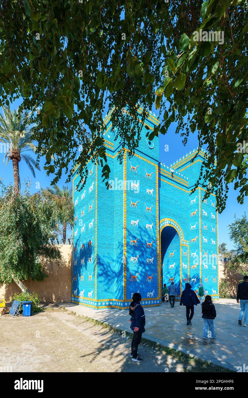 Babilonia, Iraq - 11 febbraio 2023: Vista della replica della famosa porta di Ishtar, era l'ottava porta della città interna di Babilonia. È stato costruito c Foto Stock