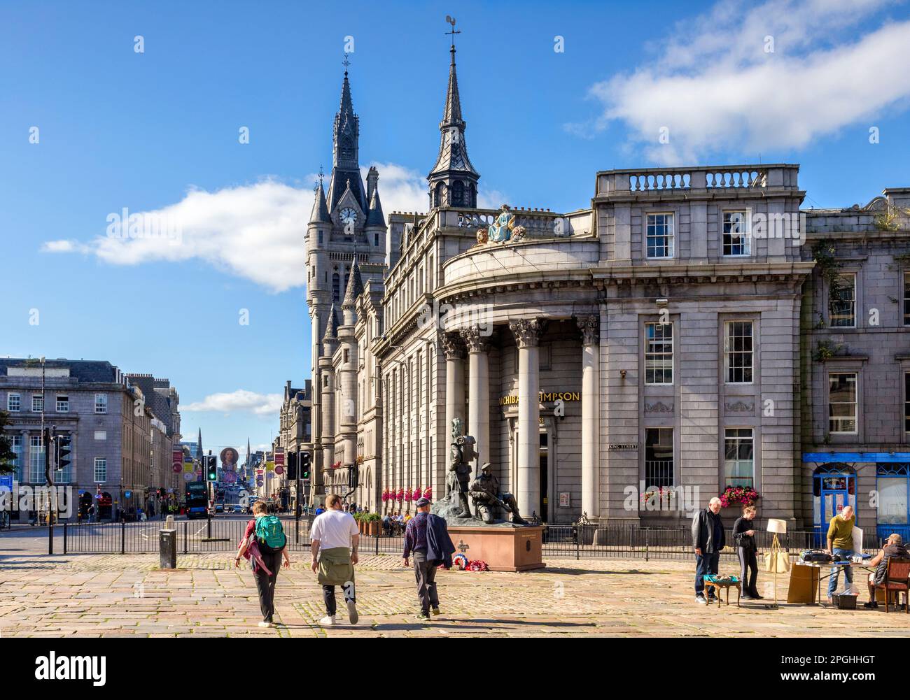 13 settembre 2022: Aberdeen, Scozia, Regno Unito - Vista dalla piazza del mercato verso il Gordon Highlanders Memorial, Archibald Simpson casa pubblica, e t Foto Stock