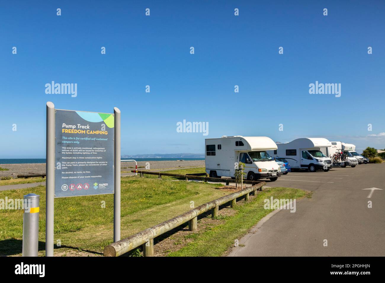 5 dicembre 2022: Napier, Hawkes Bay, Nuova Zelanda - Campervans e Motorhomes allineati in una zona di Freedom Camping sulla Marine Parade, Napier, Nuova Zelanda Foto Stock