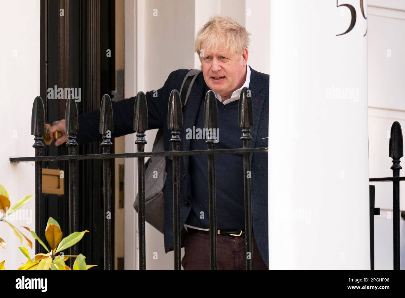L'ex primo ministro Boris Johnson lascia la sua casa a Londra, il giorno dopo la sua apparizione dinanzi alla commissione dei privilegi dei Comuni per le sue negazioni ai partiti del 10 durante la pandemia. In una testimonianza della durata di più di tre ore, il signor Johnson ha insistito affinché non vi fosse un "sfratto di prove” per dimostrare di aver mentito ai deputati. Data immagine: Giovedì 23 marzo 2023. Foto Stock